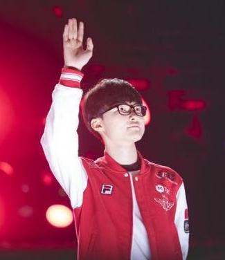 解析二八杠的“白板”张：为什么这张牌在关键时刻能左右点数平衡？（解密二八杠白板牌：为何它在关键时刻能扭转点数天平？）