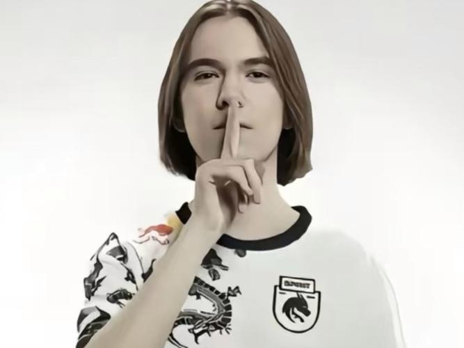 三波团队战斗完成了翻盘！SYWJJ 剑魔势不可挡， FunPlus Phoenix 在第一场比赛中击败了 LGD Gaming