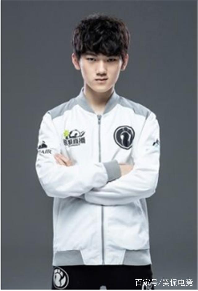 二八杠里的“牌具讲究”：为什么骨制牌九比扑克牌二八杠更有手感？（二八杠的牌具门道：骨制牌九为何比扑克牌更有手感？）